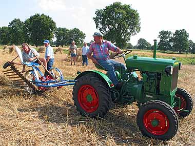 Wilfried Grönefeld, Reent Winterbur und Wilfried Prahm im Einsatz mit der vereinseigenen Mähmaschine