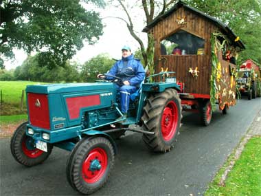 Hans-Jürgen Winterbur zieht den Wagen der "De Spritkoppen" mit seinem Hanomag Bj. 1965