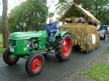 Jan Jansen zieht den Wagen der  "Clique Hillebrand" mit einem Deutz Bj.1963